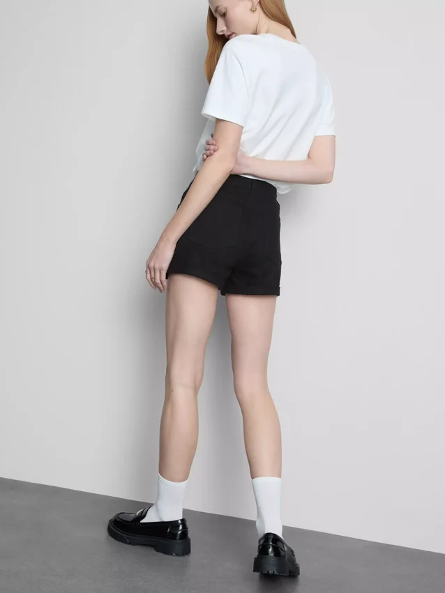 Pantalones cortos de mezclilla de talle medio con dobladillo