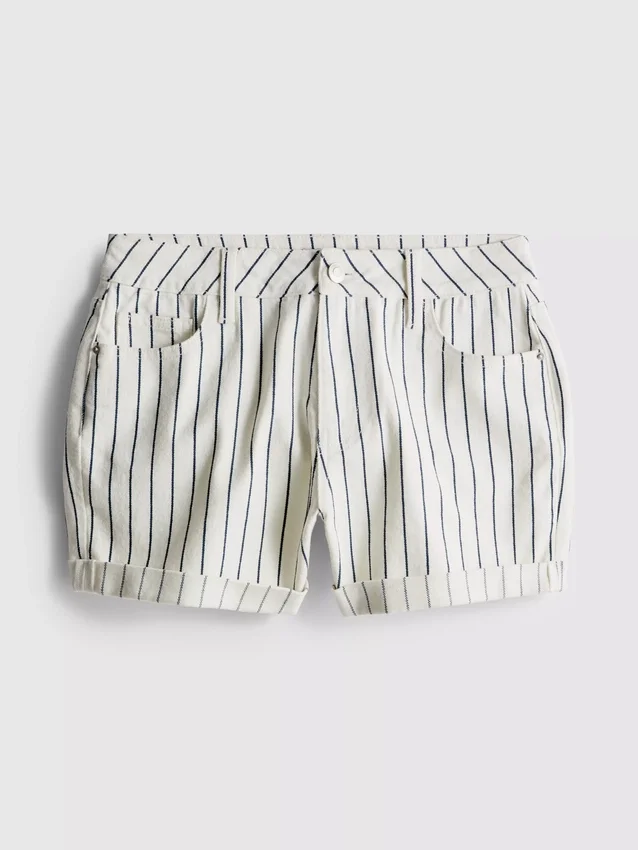 Pantalones cortos de mezclilla de talle medio con dobladillo