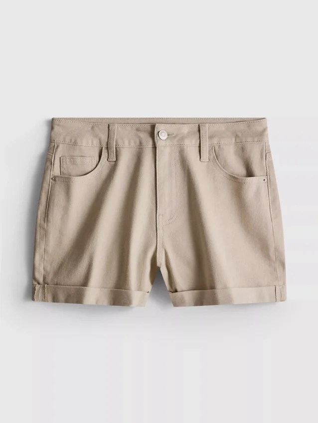 Pantalones cortos de mezclilla de talle medio con dobladillo