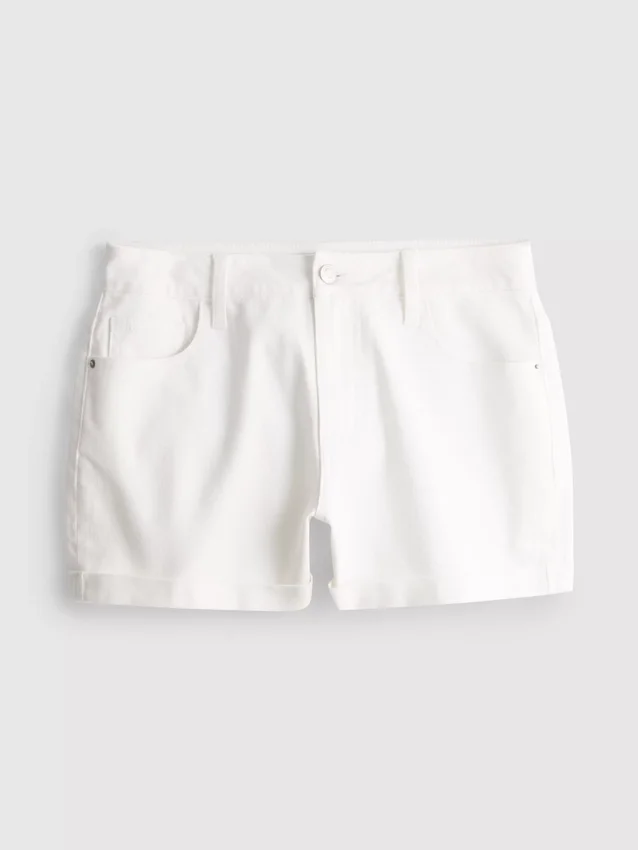 Pantalones cortos de mezclilla de talle medio con dobladillo