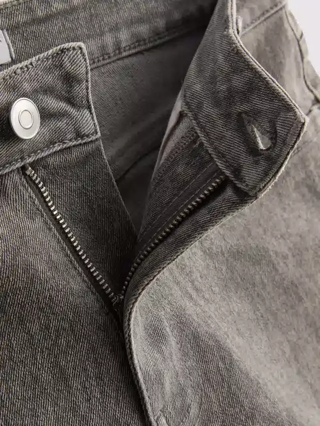 Pantalones cortos de mezclilla de talle medio con dobladillo