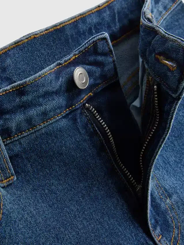 Pantalones cortos de mezclilla de talle medio con dobladillo