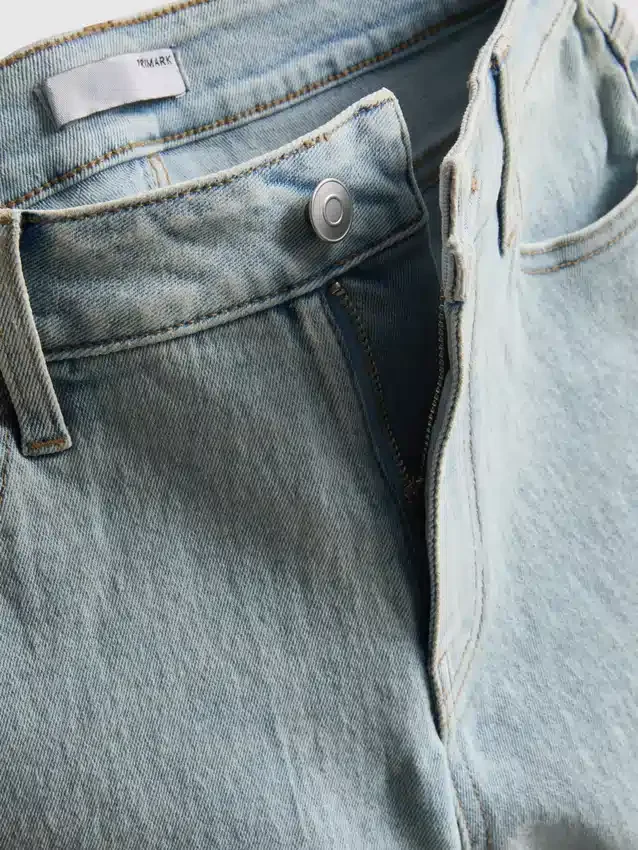 Pantalones cortos de mezclilla de talle medio con dobladillo