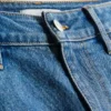 Pantalones cortos de mezclilla de talle medio con dobladillo
