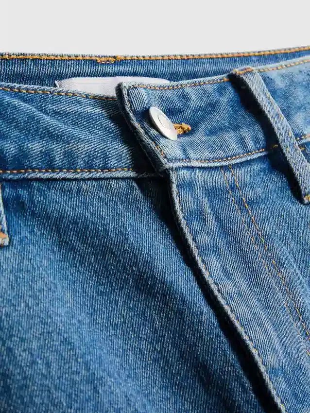Pantalones cortos de mezclilla de talle medio con dobladillo