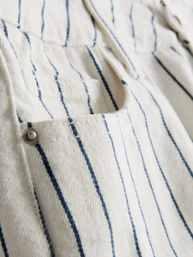 Pantalones cortos de mezclilla de talle medio con dobladillo