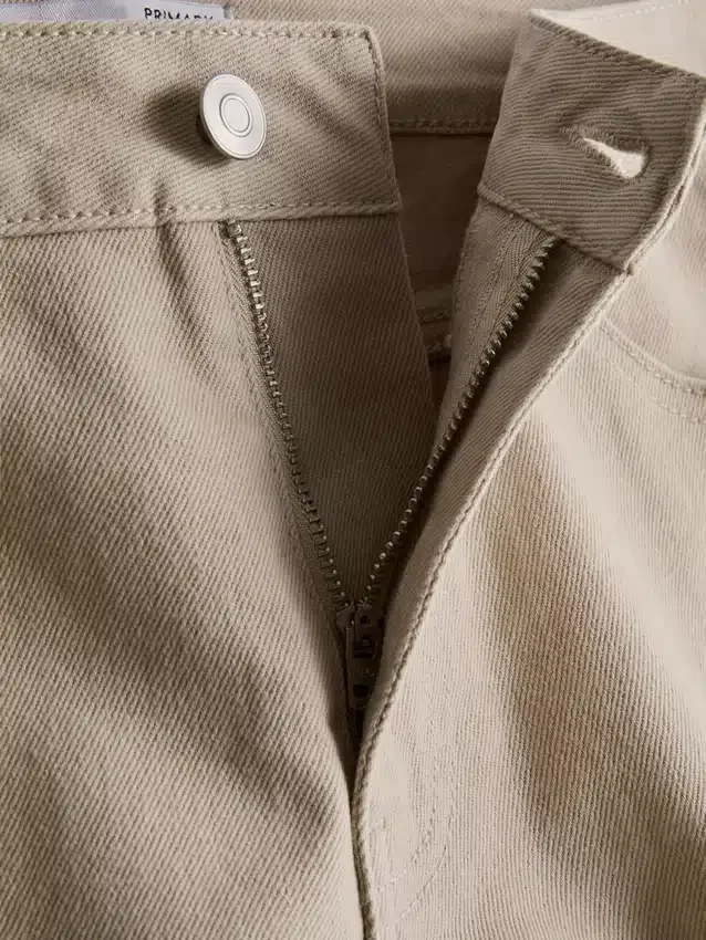 Pantalones cortos de mezclilla de talle medio con dobladillo