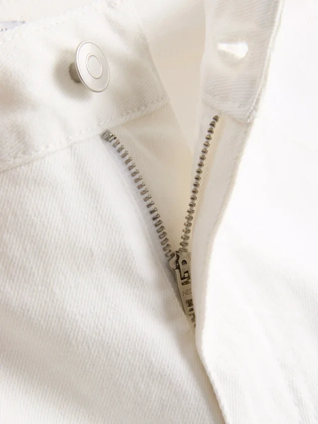 Pantalones cortos de mezclilla de talle medio con dobladillo