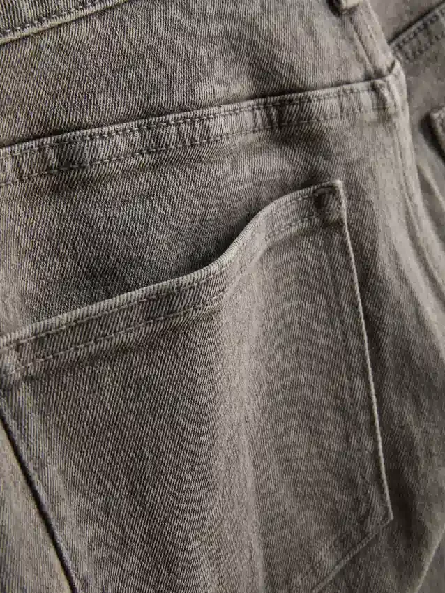 Pantalones cortos de mezclilla de talle medio con dobladillo