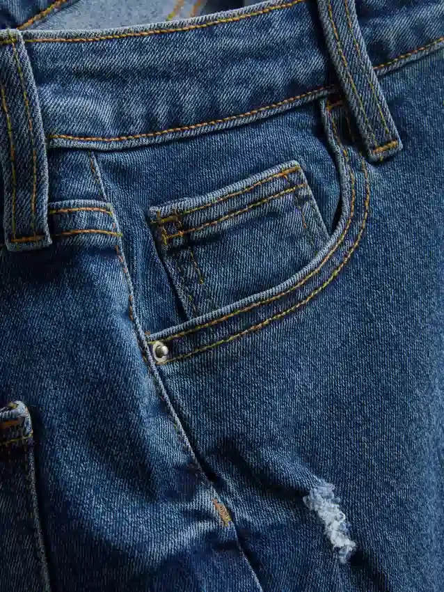 Pantalones cortos de mezclilla de talle medio con dobladillo