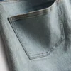 Pantalones cortos de mezclilla de talle medio con dobladillo