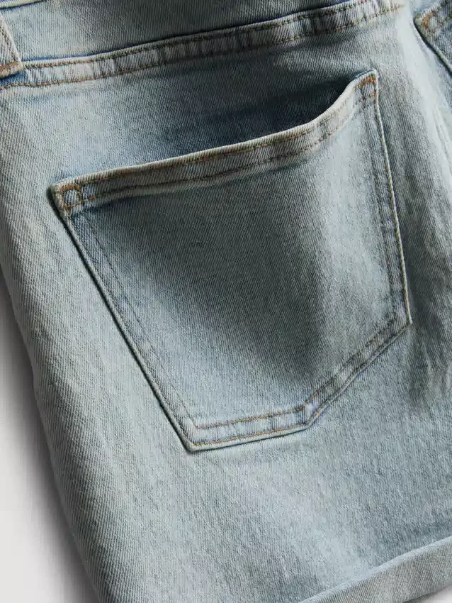 Pantalones cortos de mezclilla de talle medio con dobladillo