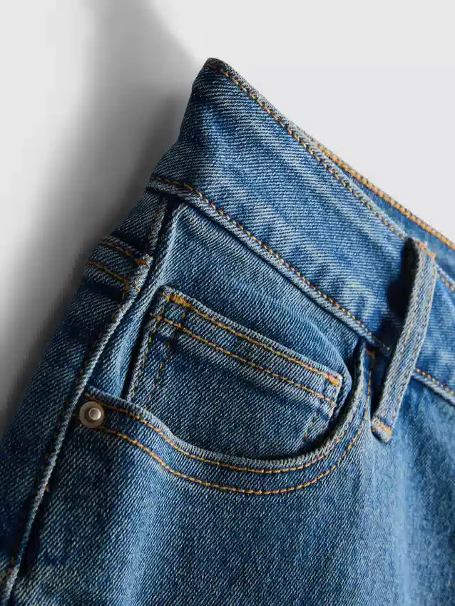 Pantalones cortos de mezclilla de talle medio con dobladillo