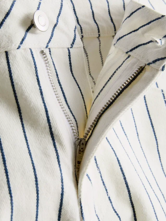 Pantalones cortos de mezclilla de talle medio con dobladillo