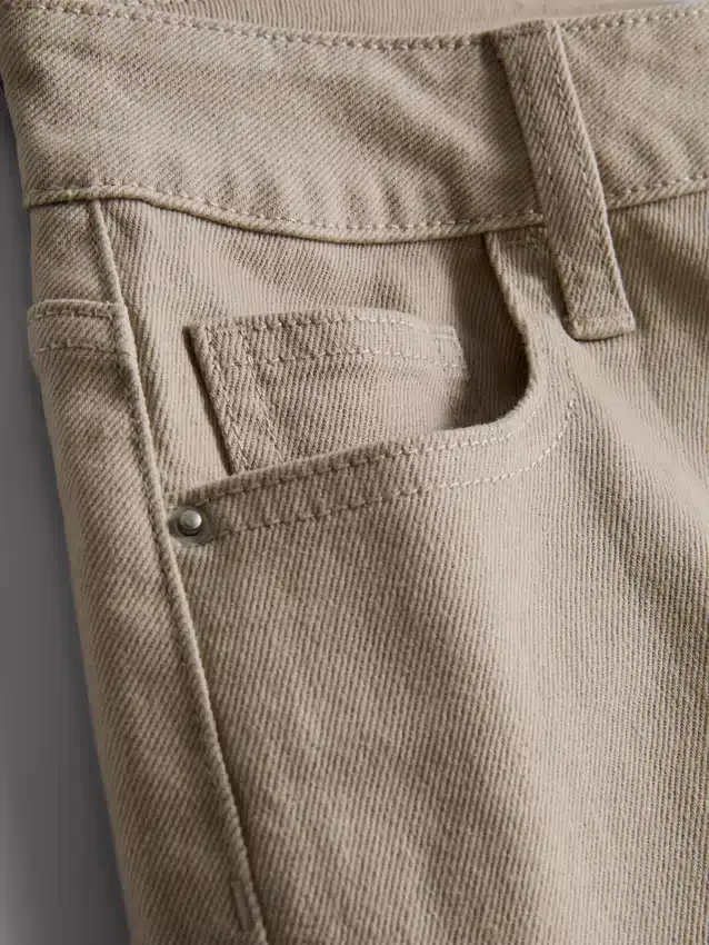 Pantalones cortos de mezclilla de talle medio con dobladillo