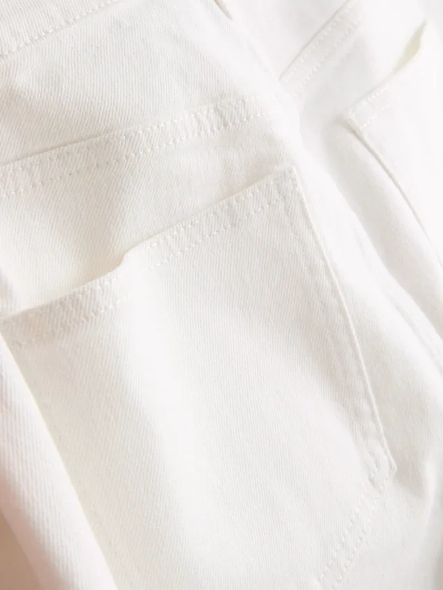 Pantalones cortos de mezclilla de talle medio con dobladillo