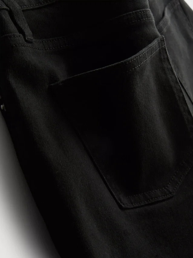 Pantalones cortos de mezclilla de talle medio con dobladillo