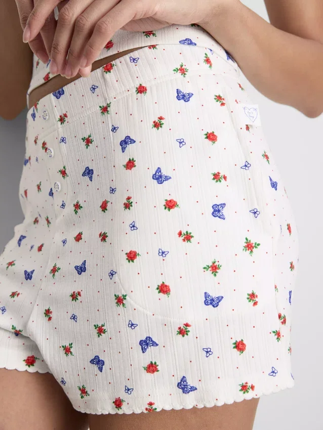 Pantalones cortos de pijama acanalados con estampado de mariposas