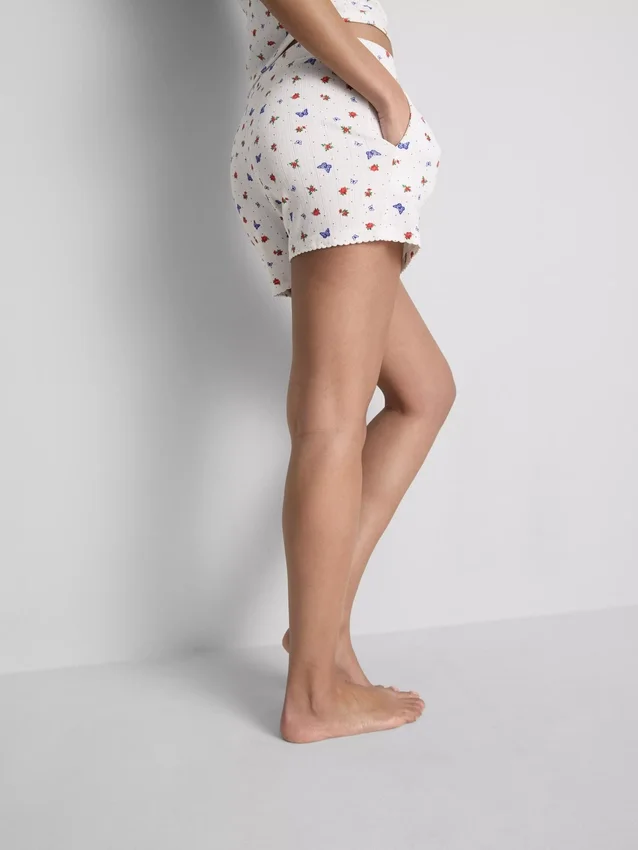 Pantalones cortos de pijama acanalados con estampado de mariposas