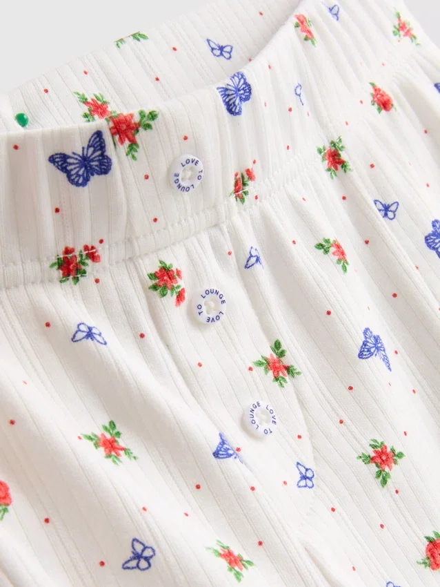 Pantalones cortos de pijama acanalados con estampado de mariposas