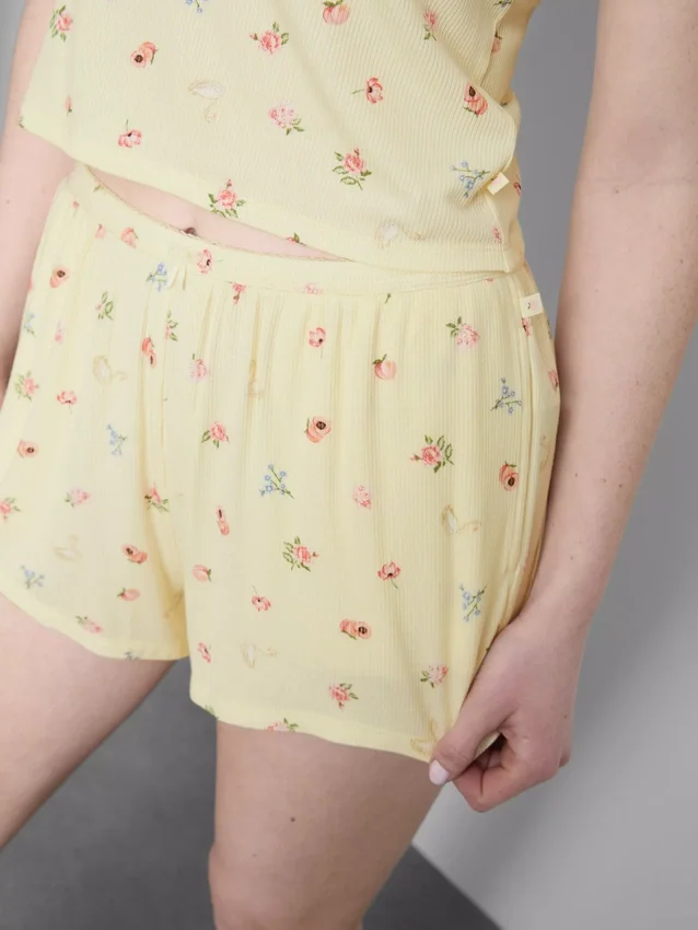 Pantalones cortos de pijama con estampado floral acanalado