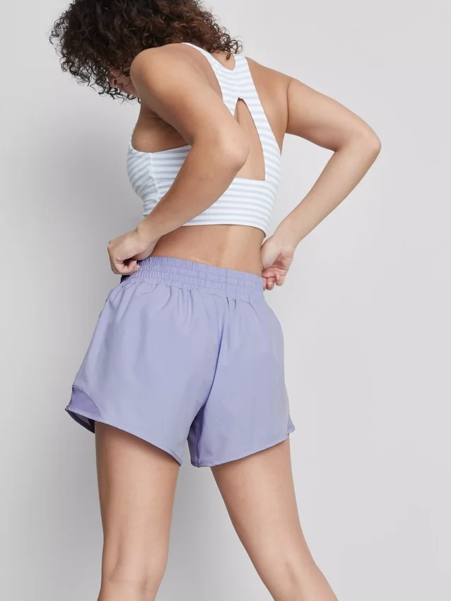 Pantalones cortos deportivos con paneles de malla