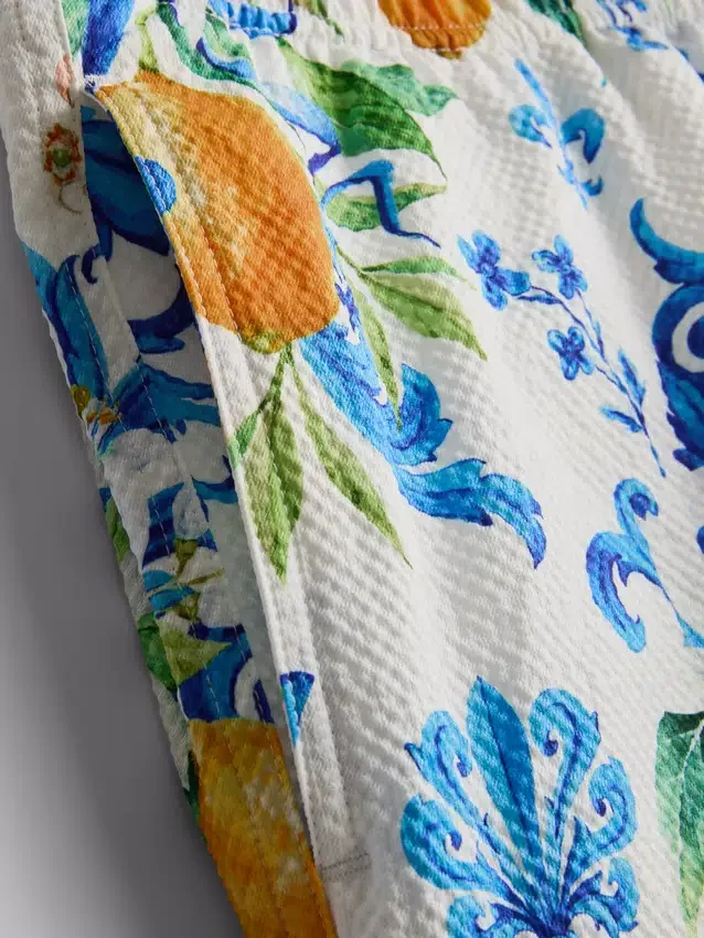 Pantalones cortos naranjas con textura