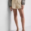 Pantalones cortos sin braguita con cinturón