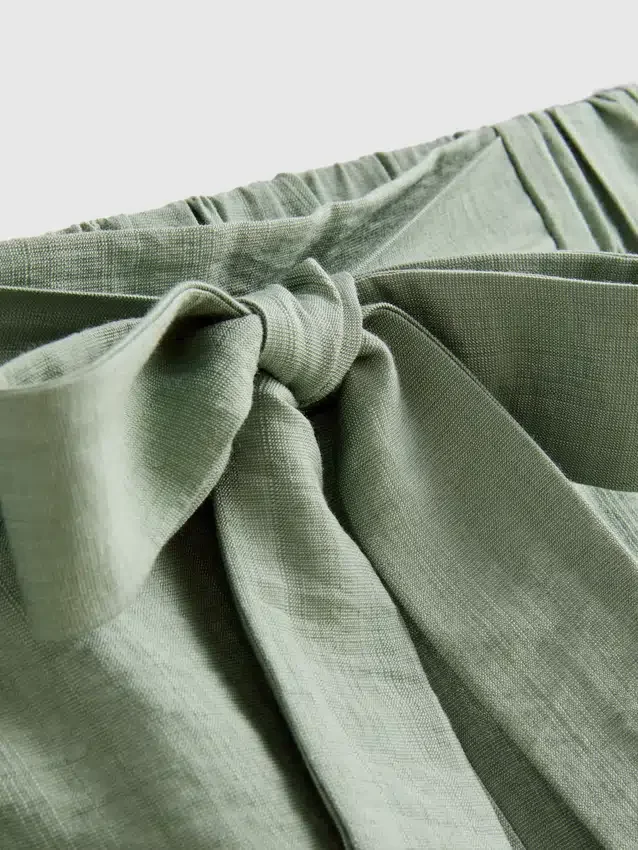 Pantalones cortos sin braguita con cinturón