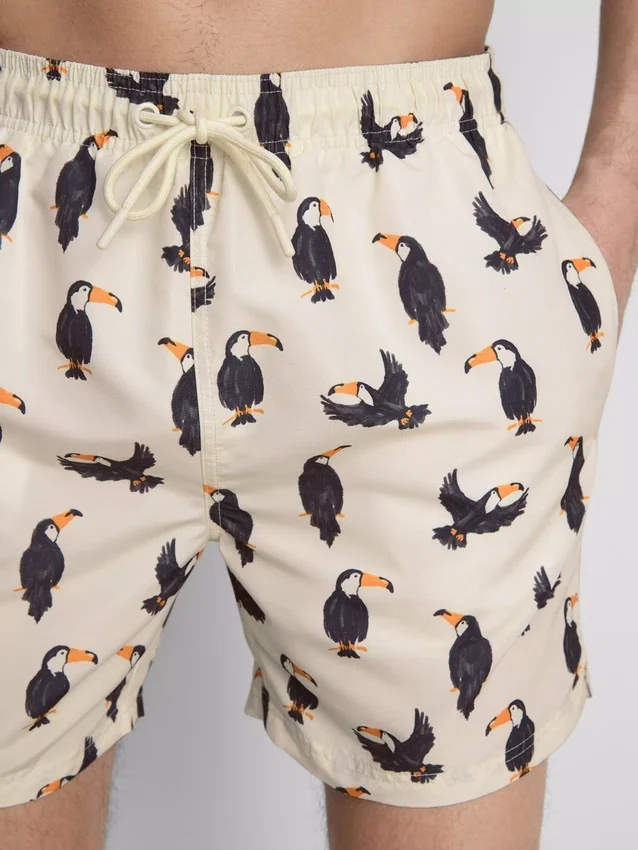 Pantalones cortos tipo bermuda con estampado de tucán y cintura con cordón