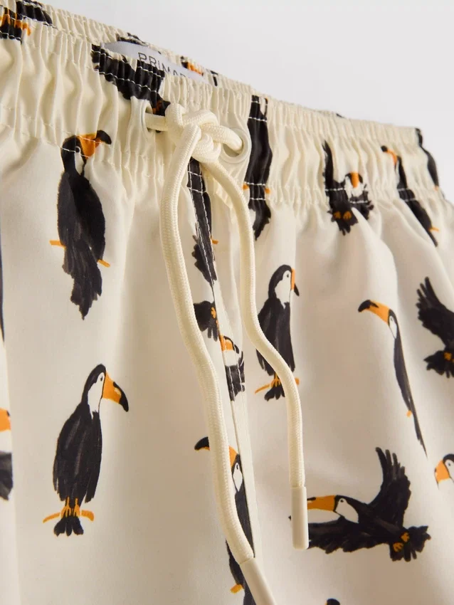 Pantalones cortos tipo bermuda con estampado de tucán y cintura con cordón