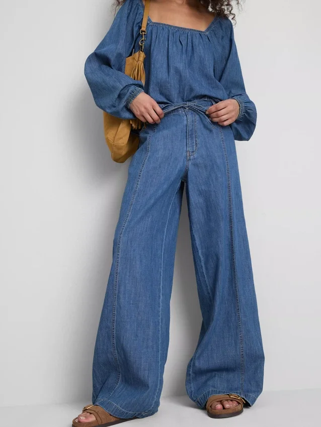 Pantalones de mezclilla de corte ancho con alto contenido de algodón de Paula Echevarría