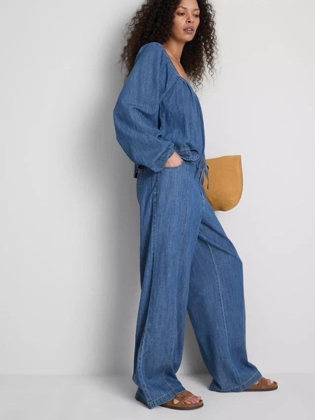 Pantalones de mezclilla de corte ancho con alto contenido de algodón de Paula Echevarría