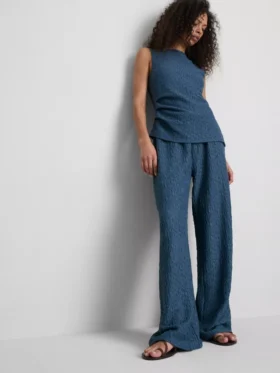 Pantalones de pierna ancha arrugados de Paula Echevarría