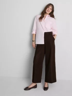 Pantalones de pierna ancha con pliegues y detalle de cinturón