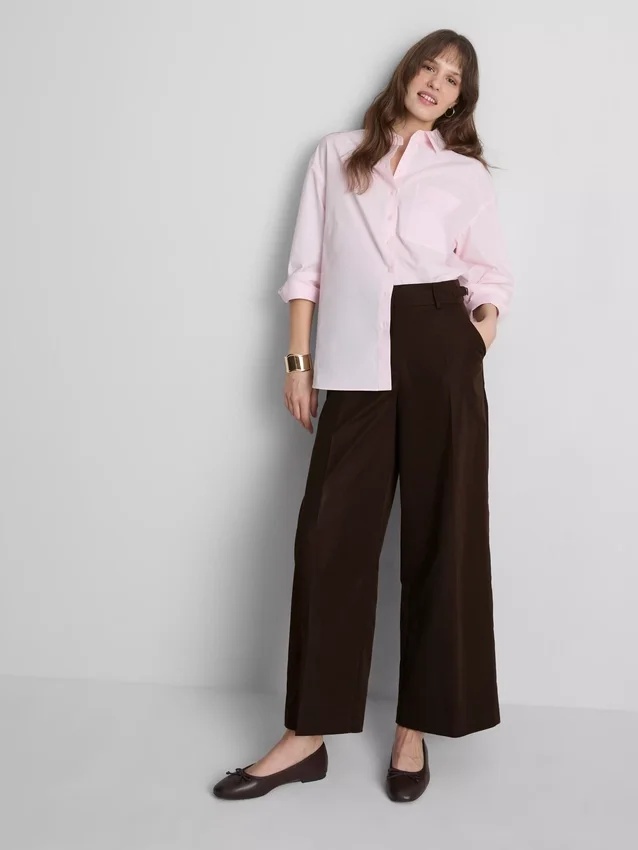 Pantalones de pierna ancha con pliegues y detalle de cinturón