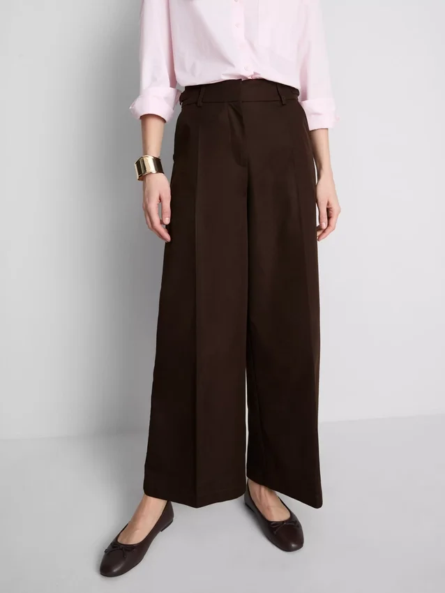 Pantalones de pierna ancha con pliegues y detalle de cinturón