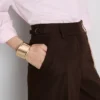Pantalones de pierna ancha con pliegues y detalle de cinturón