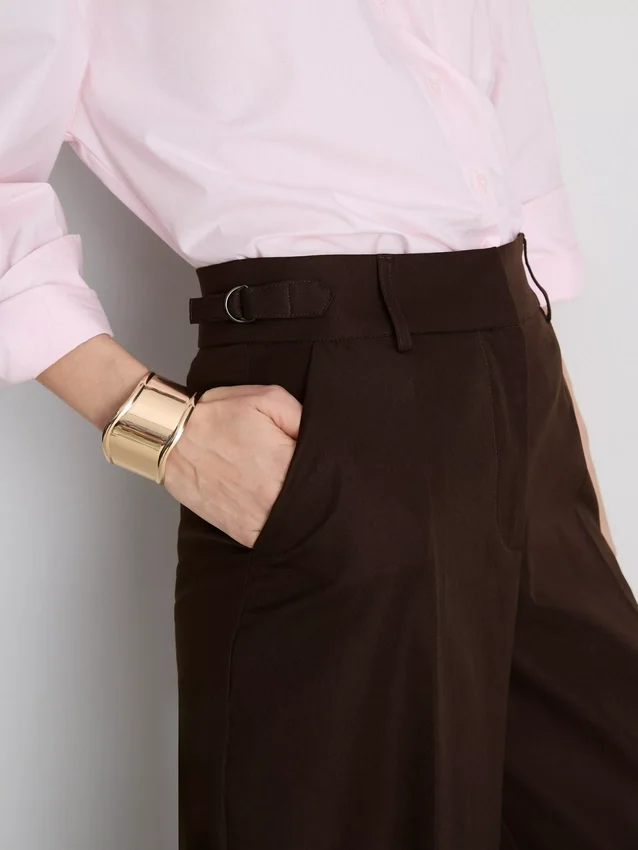 Pantalones de pierna ancha con pliegues y detalle de cinturón