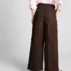 Pantalones de pierna ancha con pliegues y detalle de cinturón