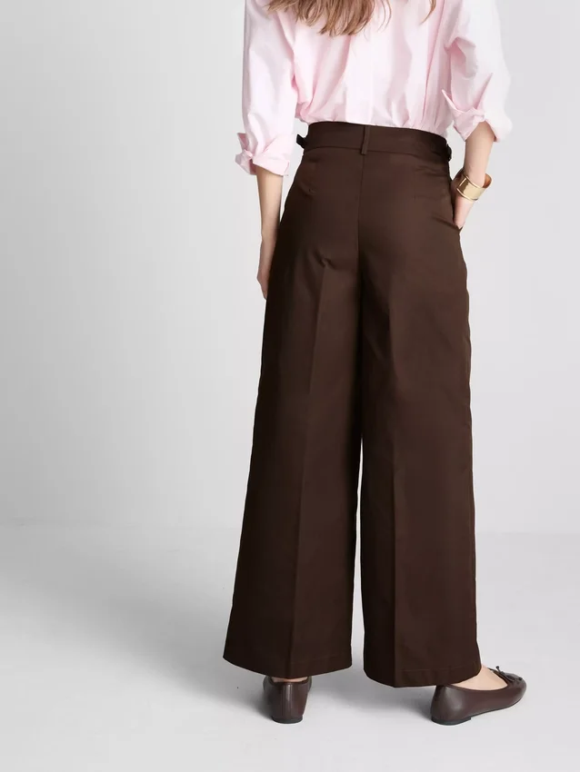 Pantalones de pierna ancha con pliegues y detalle de cinturón
