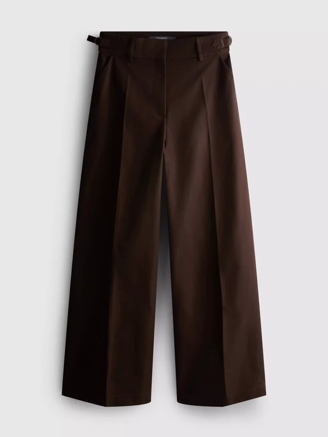 Pantalones de pierna ancha con pliegues y detalle de cinturón