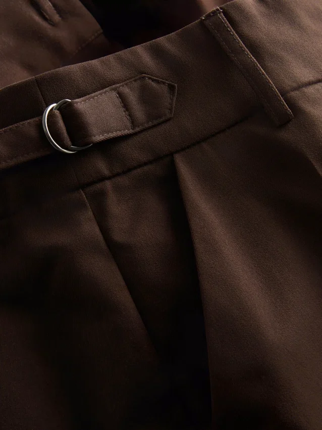 Pantalones de pierna ancha con pliegues y detalle de cinturón