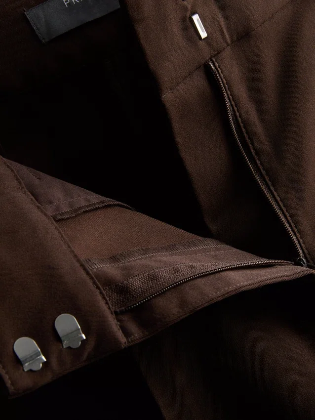 Pantalones de pierna ancha con pliegues y detalle de cinturón