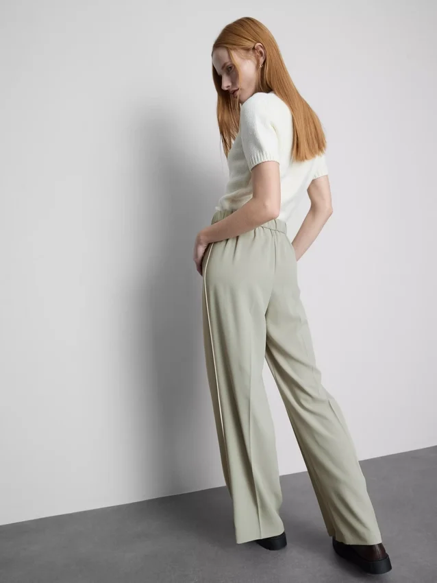 Pantalones de pierna ancha con rayas laterales