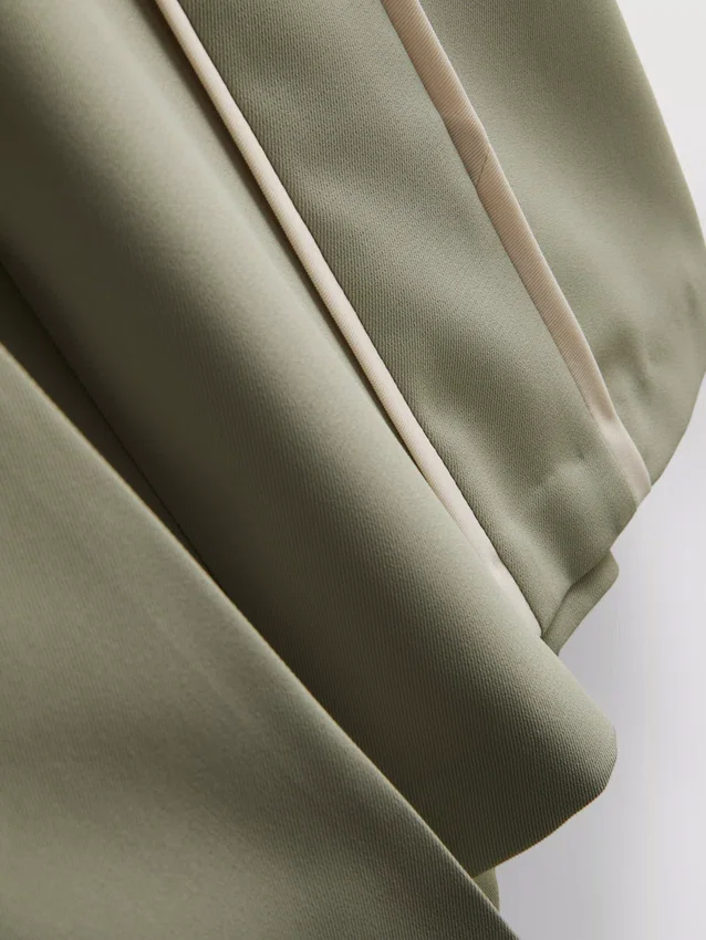 Pantalones de pierna ancha con rayas laterales