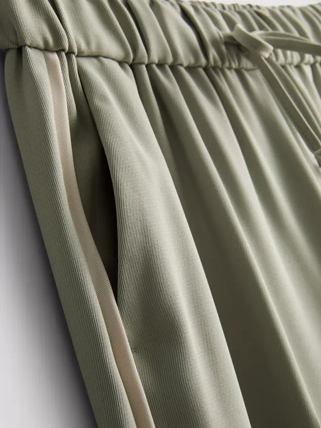 Pantalones de pierna ancha con rayas laterales