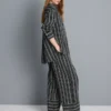 Pantalones de pierna ancha con rayas texturizadas