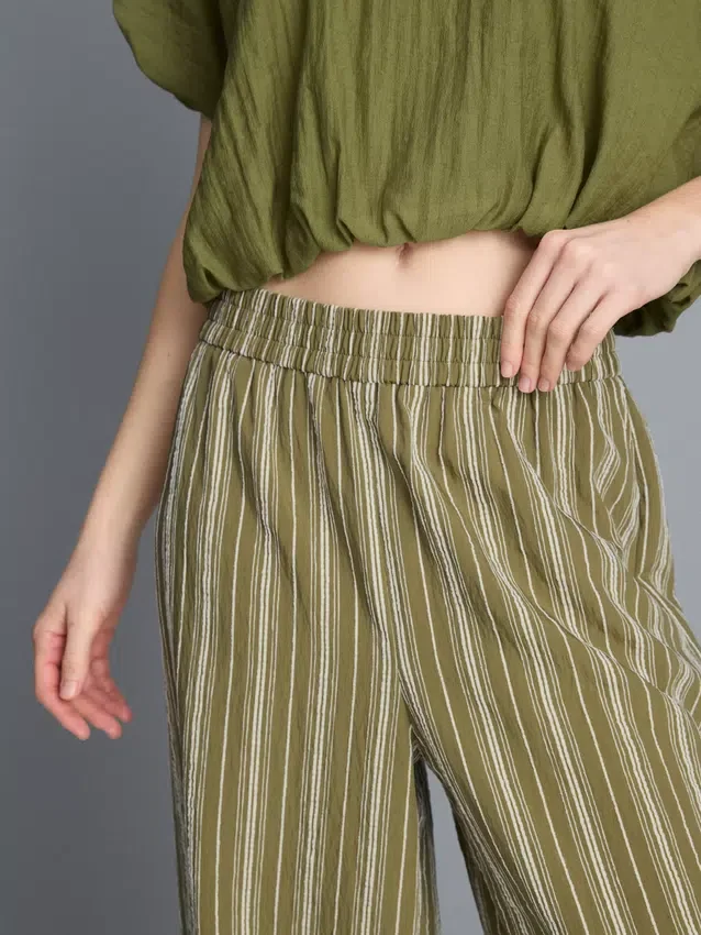 Pantalones de pierna ancha con rayas texturizadas