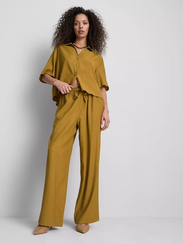 Pantalones de pierna ancha con textura arrugada